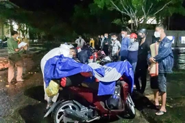 Công an Kiên Giang trắng đêm hỗ trợ người dân tự phát về quê