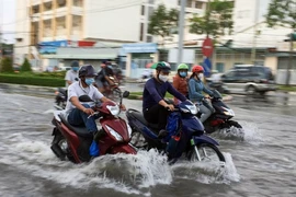 Nhiều tuyến đường nội ô Cần Thơ lênh láng nước do triều cường