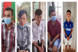 Bị chém lìa bàn tay trong quán nước
