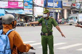 Nhiều người không biết dừng xe trên làn rẽ phải là vi phạm 