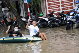 Nhiều tuyến đường ở Cần Thơ ngập như sông, dân bì bõm về nhà 
