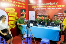 Công an Hậu Giang hướng dẫn cài đặt định danh điện tử VNeID ở hội chợ