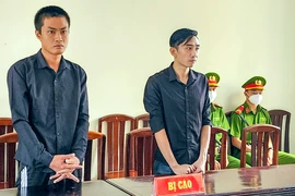 Mang theo súng vào khách sạn sử dụng ma túy