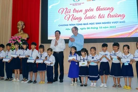 Tân Hiệp Phát trao 150 suất học bổng cho học sinh khó khăn tại Hậu Giang