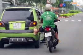 Xe máy đẩy ô tô 'bằng chân' ở Sóc Trăng
