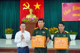 Chủ tịch nước Võ Văn Thưởng thăm, chúc tết quân, dân xã đảo Thổ Châu