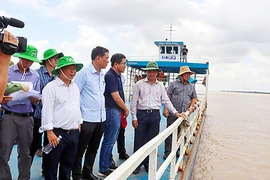 Chủ tịch tỉnh Sóc Trăng kiểm tra việc khai thác cát phục vụ dự án cao tốc 