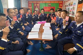 3 tàu cảnh sát biển tổ chức Đại hội chi bộ trên biển