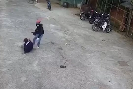 Truy tìm người mặc áo khoác đen chích điện 2 người dân ở TP Phú Quốc.