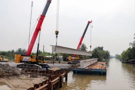 Phấn đấu hoàn thành toàn bộ cầu trên cao tốc trục ngang qua Hậu Giang trước 31-7