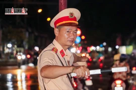 CSGT TP Cần Thơ căng mình hướng dẫn xe tránh khu vực ngập do triều cường