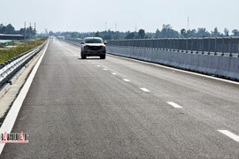 Ngắm cao tốc Cần Thơ - Cà Mau trước ngày thông xe