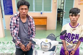 Chủ xe truy đuổi 1km bắt giữ 2 kẻ trộm xe máy bên bờ kênh
