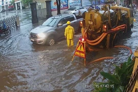 Hà Nội lại ngập nhiều tuyến phố sau cơn mưa lớn