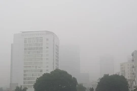 Buổi trưa nhưng Hà Nội vẫn mờ ảo trong sương mù