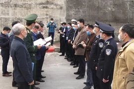 Xe Trung Quốc nhận hàng trong khu cách ly ở cửa khẩu Hữu Nghị