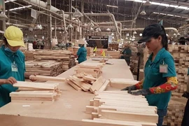Hàng ngàn lao động ngành gỗ mất việc do COVID-19