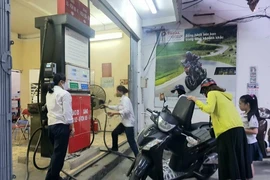 Giá xăng A95 lại tăng lên gần 17.000 đồng/lít