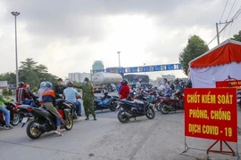 Một số tỉnh chưa 'học thuộc' hướng dẫn chống dịch, tạo 'ngăn sông cấm chợ'
