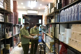 Kiểm tra đột xuất cửa hàng nước hoa lớn tại Hà Nội