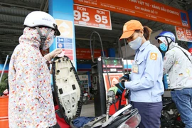 Chiều 27-7, mỗi lít xăng giảm hơn 100 đồng