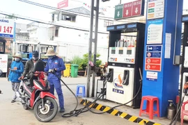 Giá xăng A95 tăng lên mức gần 22.000 đồng/lít