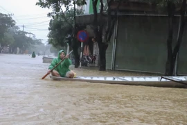 Hàng nghìn gia đình ở miền Trung đang ngập trong nước lũ