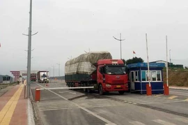 Các cửa khẩu ở Đông Hưng - Móng Cái thông quan trở lại