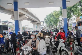 Giá xăng tăng rất mạnh, lên sát 30.000 đồng/lít