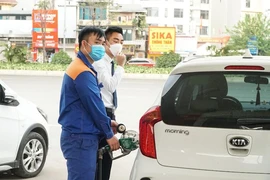 Trái với dự báo, chiều nay giá xăng dầu đồng loạt giảm