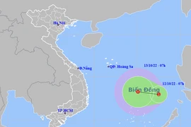 Áp thấp trên biển Đông đang mạnh lên thành áp thấp nhiệt đới, miền Trung lại mưa lớn