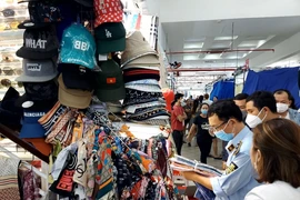 Phát hiện hàng giả, hàng nhái la liệt tại ‘thiên đường mua sắm’ Sài Gòn Square
