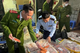 Nhiều đối tượng tìm cách tuồn cánh gà, đùi heo bẩn ra thị trường dịp Tết