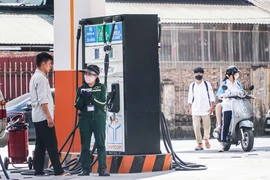 Từ 17 giờ ngày 21-4, mỗi lít xăng A95 giảm hơn 600 đồng