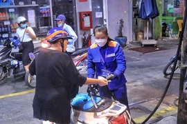 Chiều 3-4, giá xăng E5, A95 đồng loạt tăng nhẹ