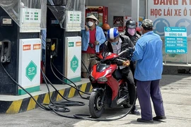 Chiều nay, giá xăng A95 vẫn giữ nguyên ở mức 22.015 đồng/lít