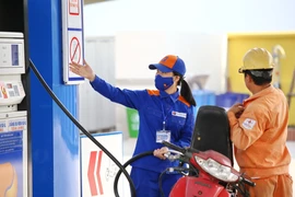 Chiều 1-8, giá xăng lên sát 24.000 đồng/lít