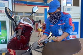 Giá xăng giảm nhẹ trong chiều nay