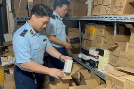 Phát hiện hàng ngàn chai nước hoa nghi giả thương hiệu nổi tiếng ở phố cổ Hà Nội