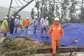 EVNNPT lập 2 đoàn công tác đến vùng tâm bão số 3 để kịp thời xử lý sự cố truyền tải
