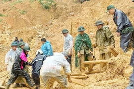 Mưa lớn, sạt lở, thuỷ điện xả lũ, Tuyên Quang khẩn cấp di dời người dân 