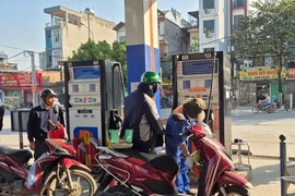 Chiều 11-12, mỗi lít xăng A95 giảm gần 400 đồng