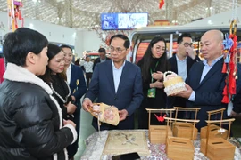 Người dân đổ về Hội chợ Mùa Xuân, doanh thu 9 tỉ đồng mỗi ngày 