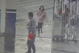 Giật điện thoại, chạy nhầm vào ... đồn cảnh sát