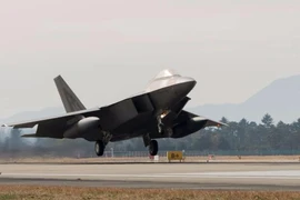 Đang tập trận, F-22 Mỹ 'chết đứng' trên đường băng