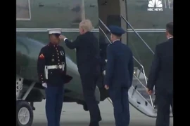 Tổng thống Trump hai lần nhặt mũ cho lính Mỹ