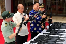 Trung Quốc lại cho không Philippines 3.000 khẩu súng