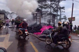Xe chở vải bị thiêu rụi trên quốc lộ