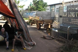 Phạt 140 triệu đồng công ty bị dân vây vì gây ô nhiễm