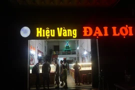 Giây phút tổ trưởng dân phố đối mặt kẻ cướp tiệm vàng